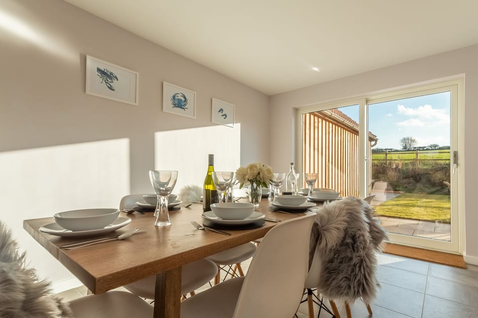 Inca's Rest, Sedgeford: Dining area of the kitchen with patio doors looking into the garden