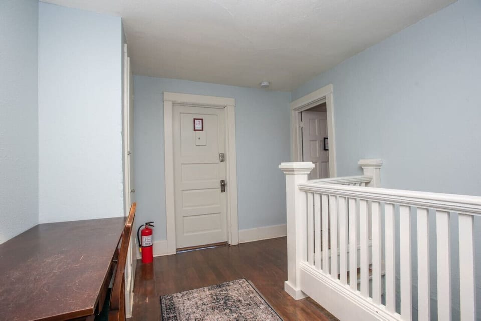 Landing with desk and chair. The two upstairs apartments, 3 and 4.