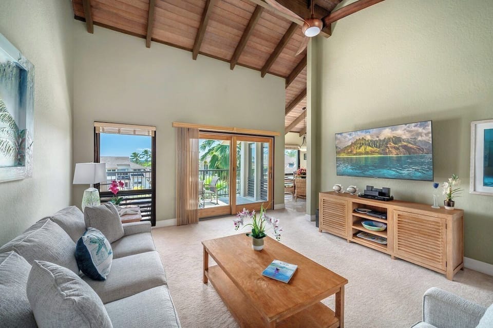 Kahala 532 - High cathedral ceilings with large TV provide a wonderful entertainment space