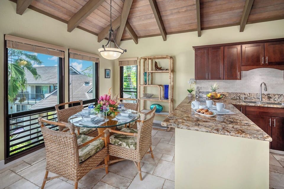 Kahala 532 - Beautifully designed dining and kitchen area