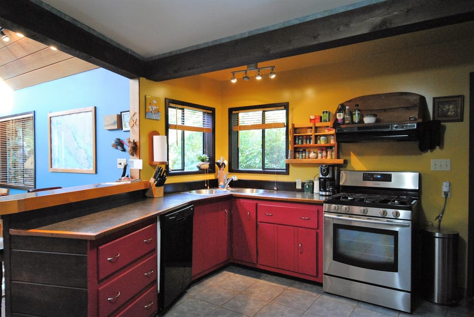 Well-stocked kitchen: coffee, tea, olive oil, balsamic vinegar, sugar, spices