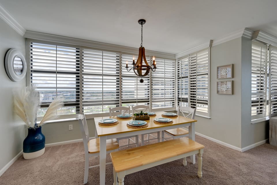 Dining Area | Dishware/Flatware Provided