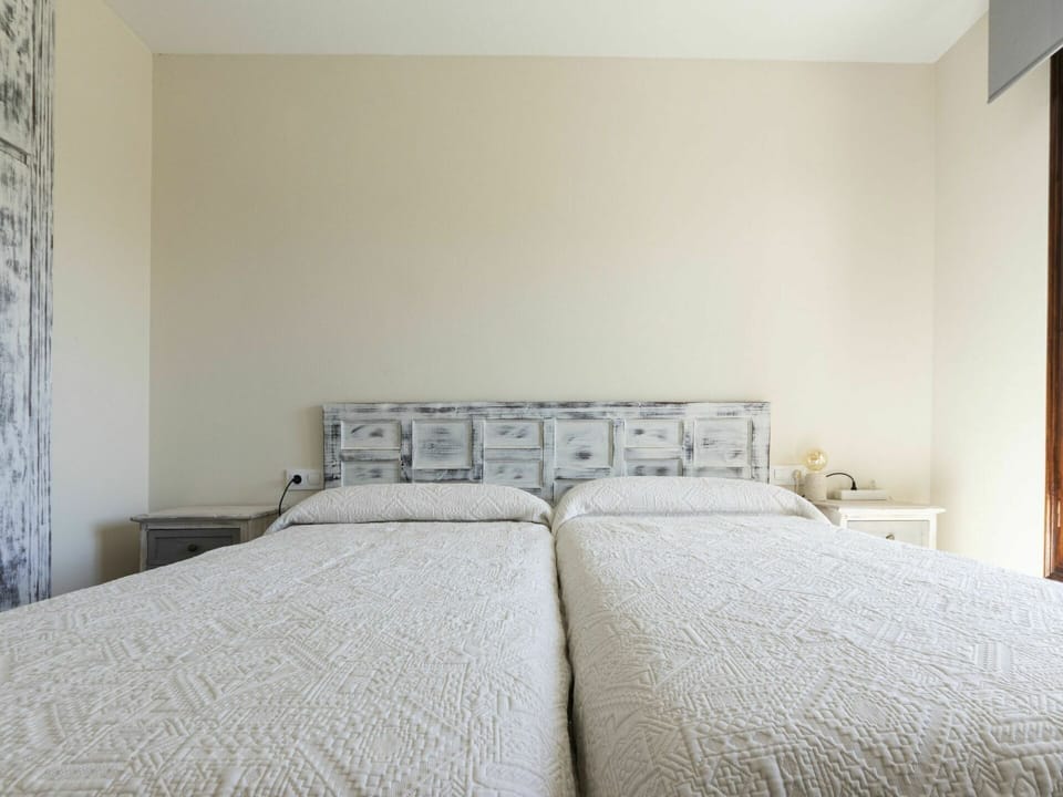 Bed, Room, Interior Design, Property, Wall, Bedding, Textile, Bedroom, Bed Sheet, Linens