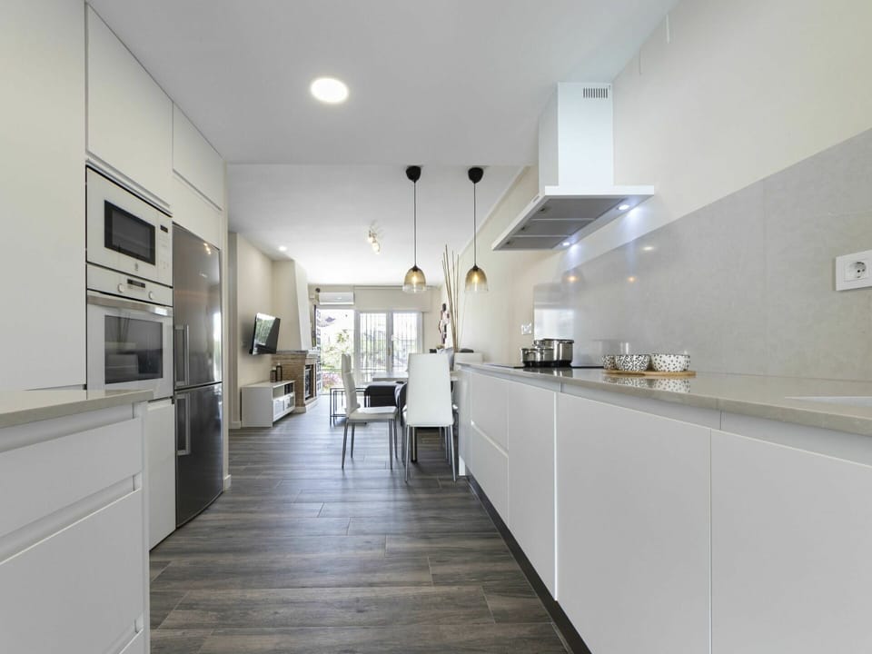 Lighting, Floor, Property, Interior Design, Room, Wall, Ceiling, Flooring, Light Fixture, Countertop