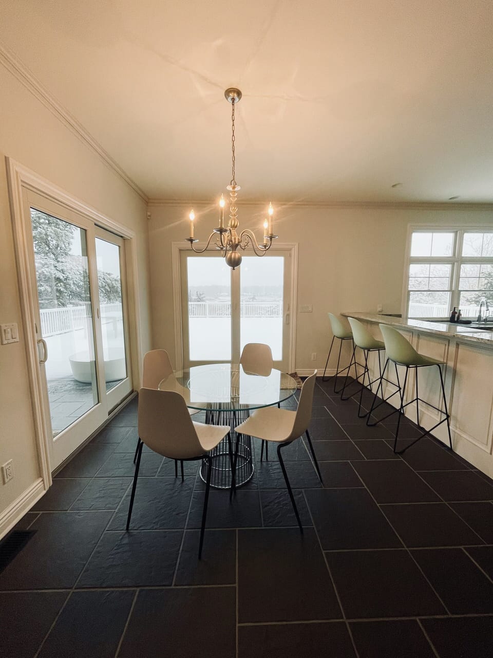 Kitchen breakfast area 