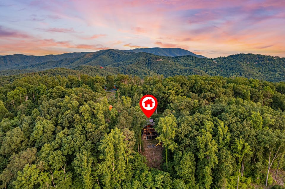 Stay here! Cloud View Lodge is on 3/4 acres of land. Retreat and unplug at CVL!