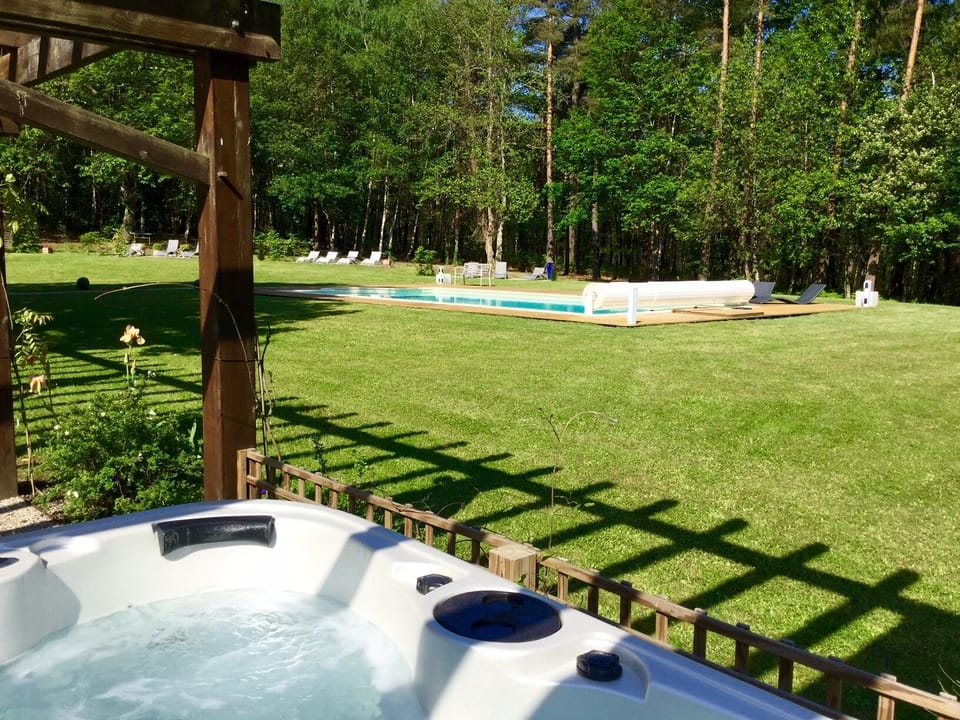 Outdoor spa tub