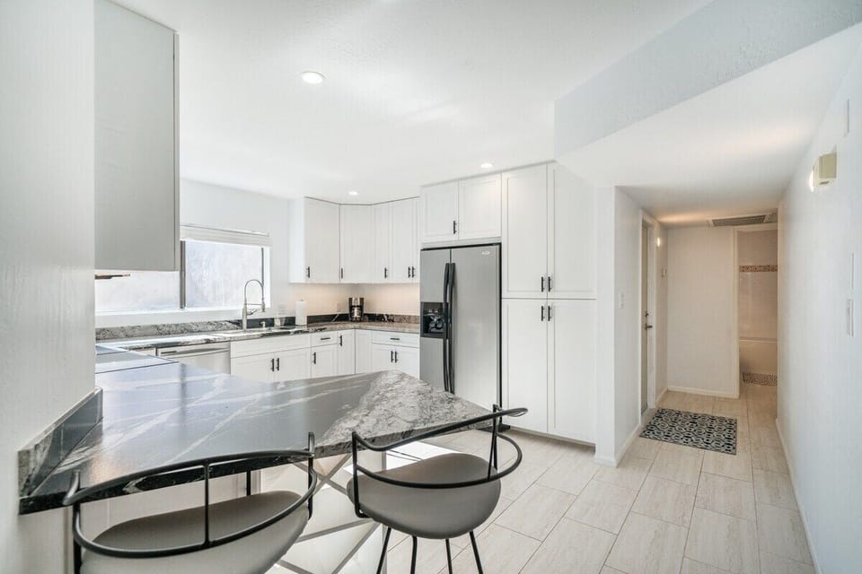 Kitchen with breakfast bar