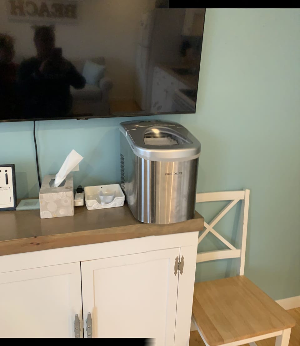 Ice maker makes ice in 5 minutes. Holds 1lb 