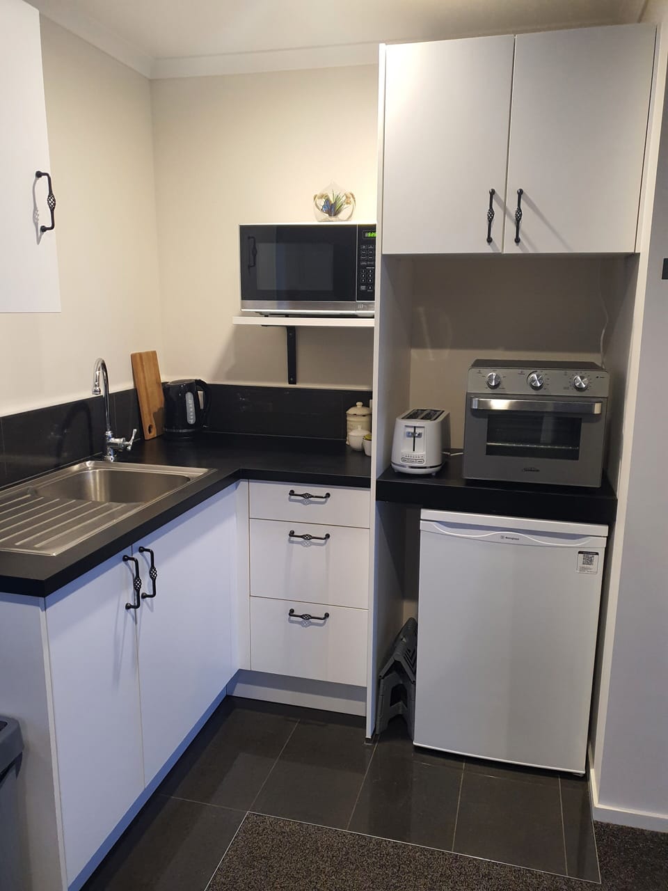 Kitchenette with Oven/Air fryer/Grill. Fridge, electric frypan, toaster, jug
