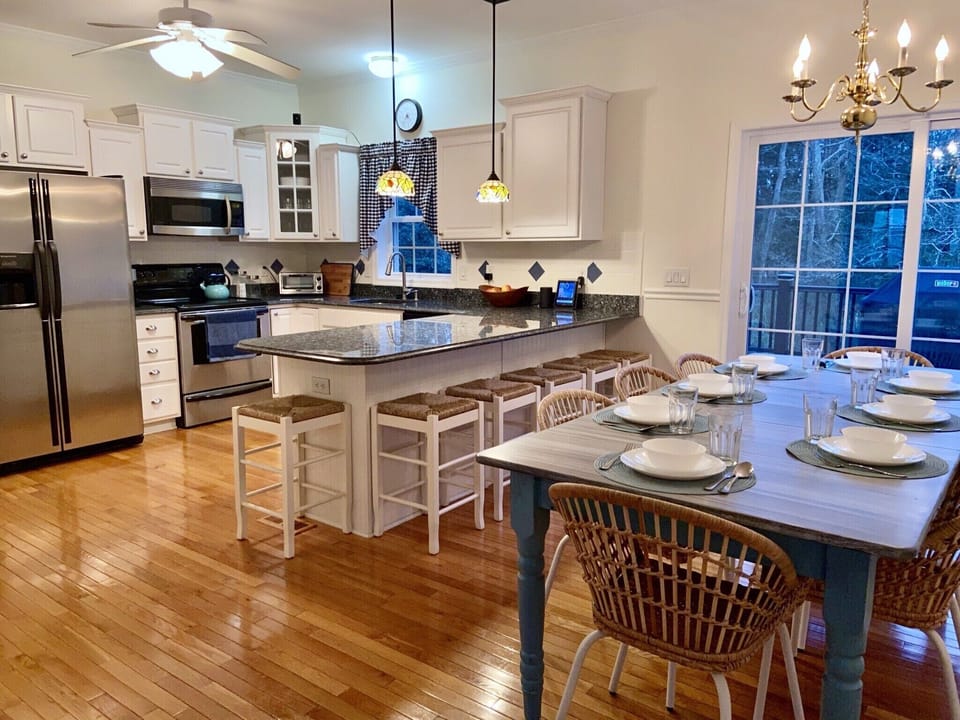 Kitchen & Dining