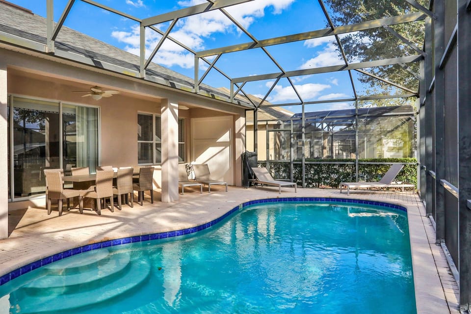 Relaxing pool with seating for 12