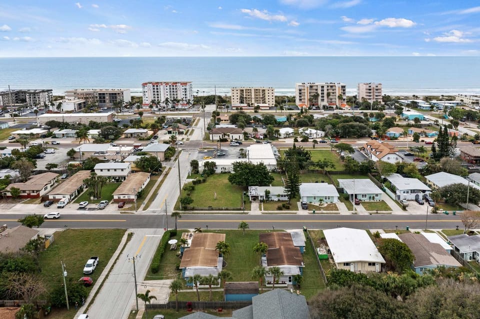 2 Blocks to the Beach