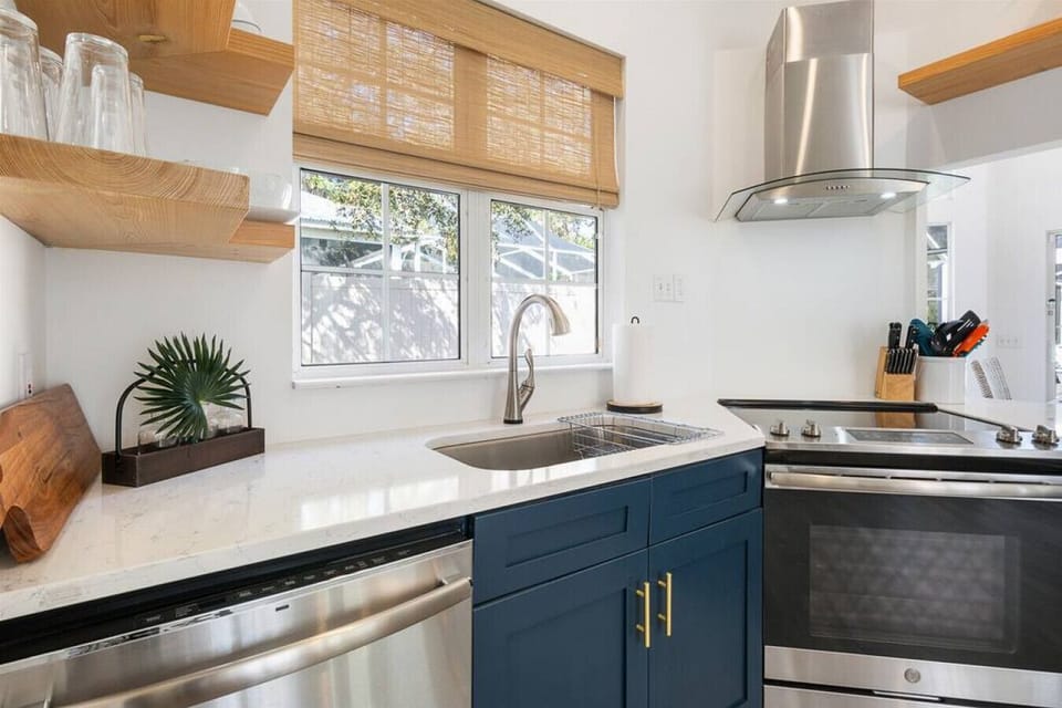 Fully Stocked kitchen with High end appliances