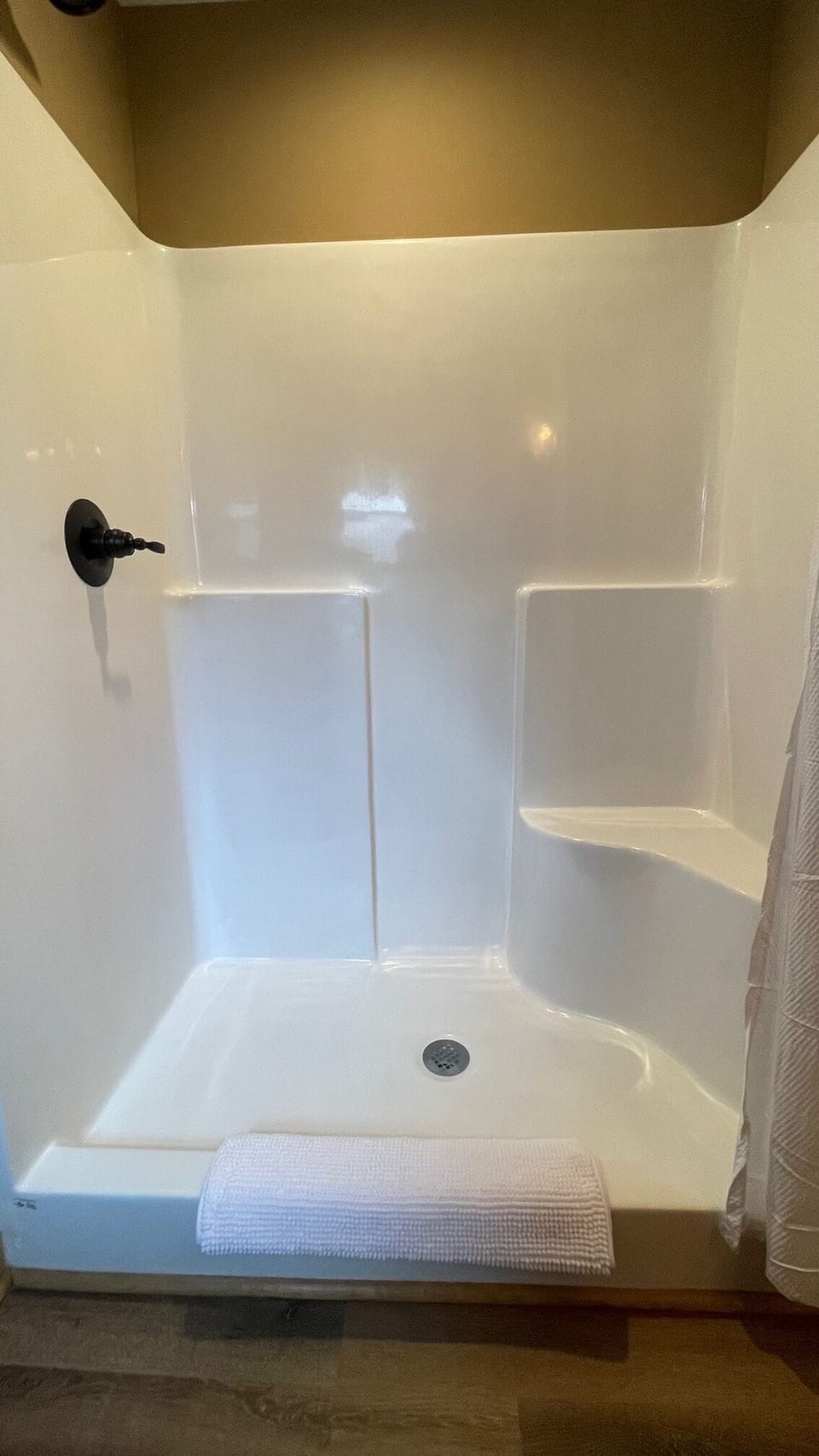 Master Bathroom with Double Vanity, 4x3 shower and plenty of towels #cabinrental