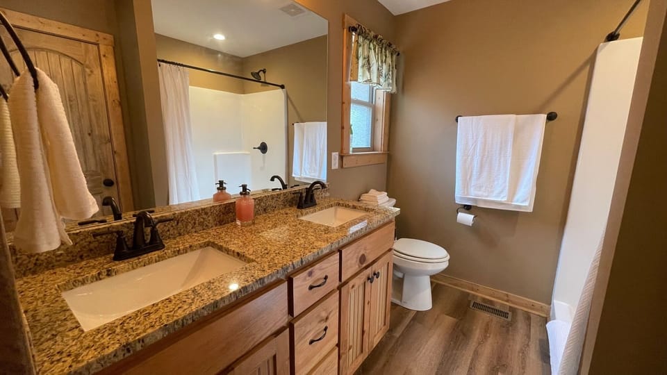 Master Bathroom with Double Vanity, 4x3 shower and plenty of towels #cabinrental