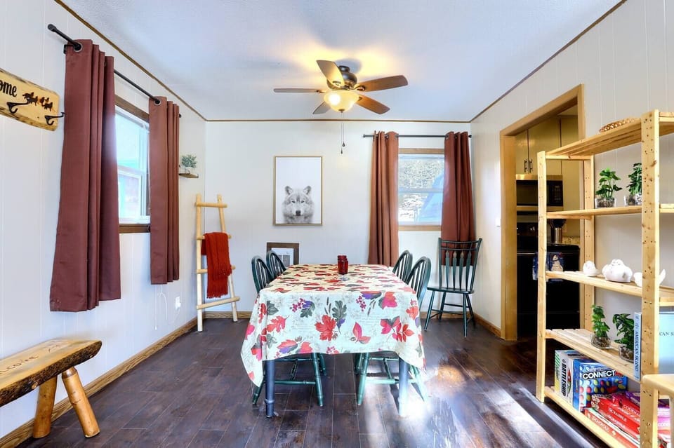 This dining room has plenty of room for enjoying meals before or after a day of adventuring!