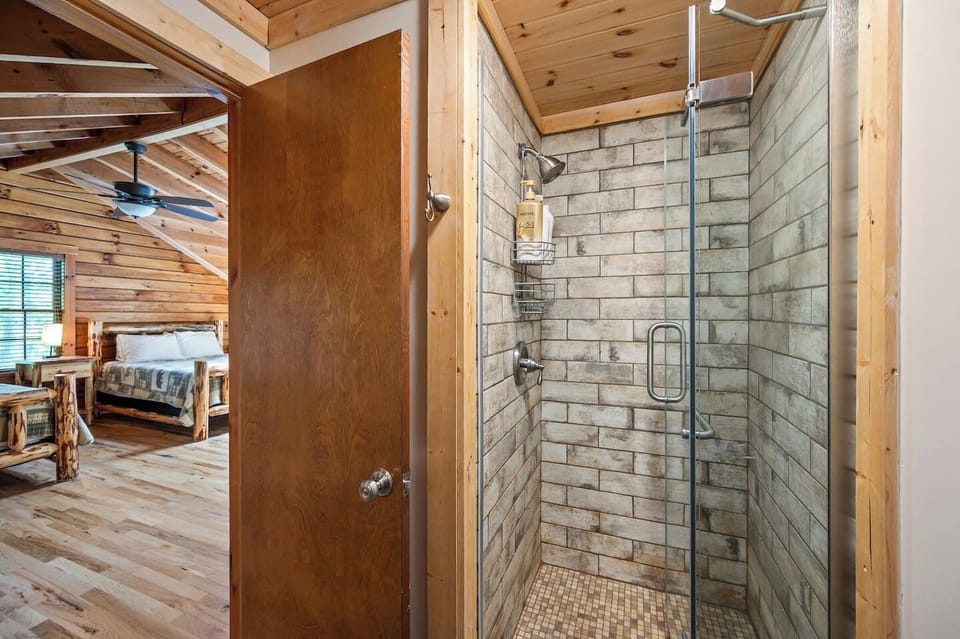 Upstairs en-suite bathroom.