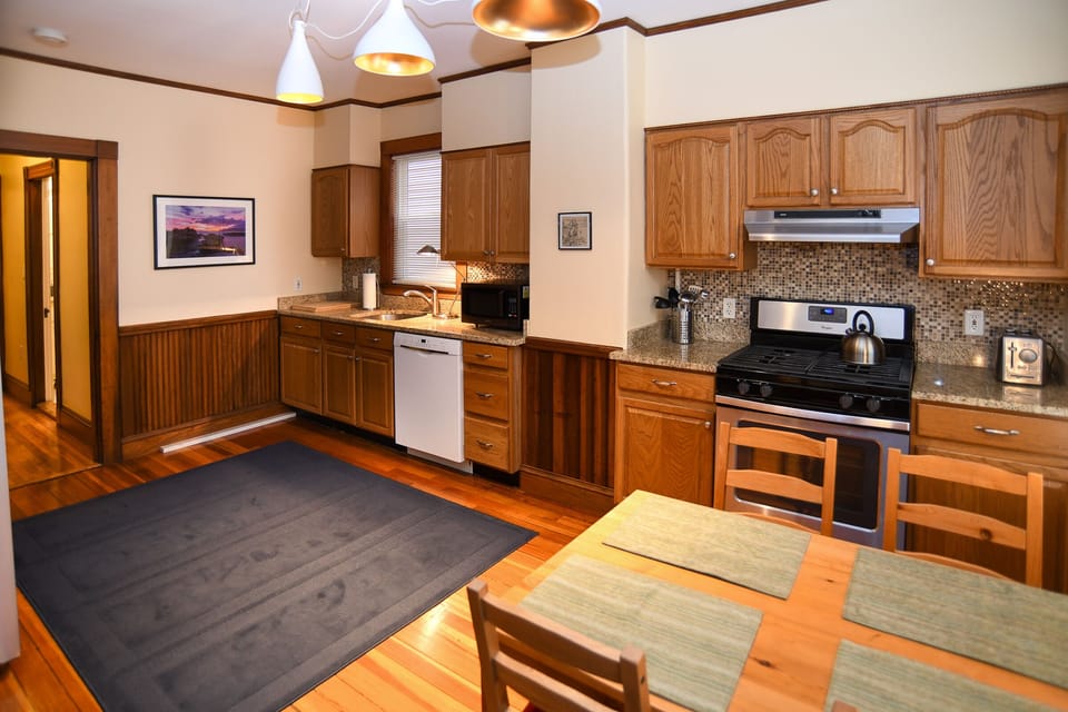 Eat-in kitchen with dishwasher, granite countertops, gas stove