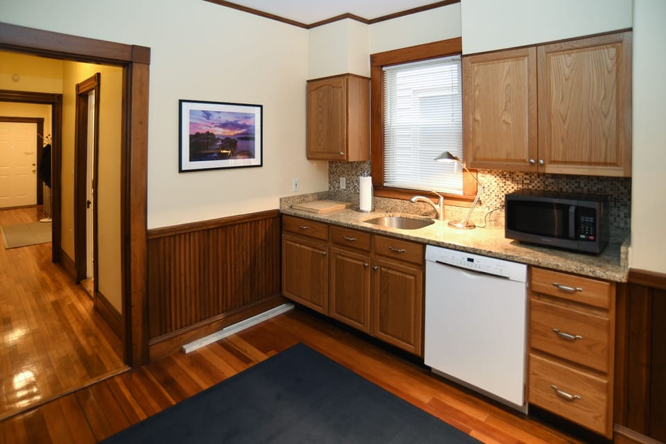 Eat-in kitchen with dishwasher, granite countertops, gas stove