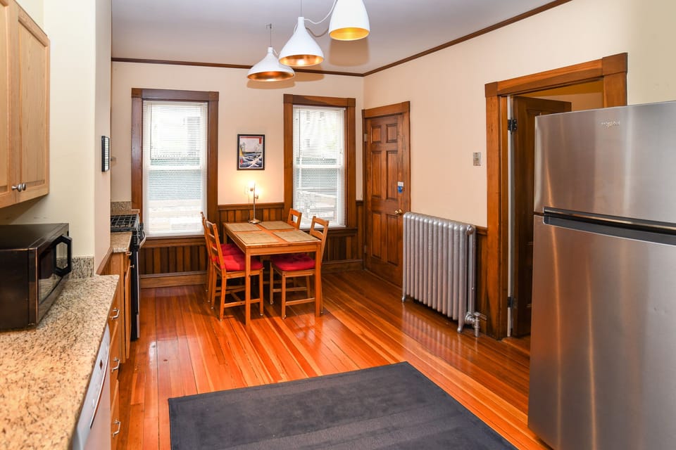 Eat-in kitchen with dishwasher, granite countertops, gas stove