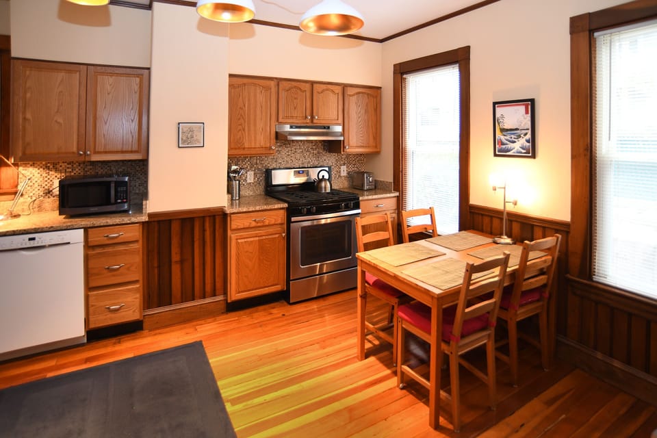 Eat-in kitchen with dishwasher, granite countertops, gas stove