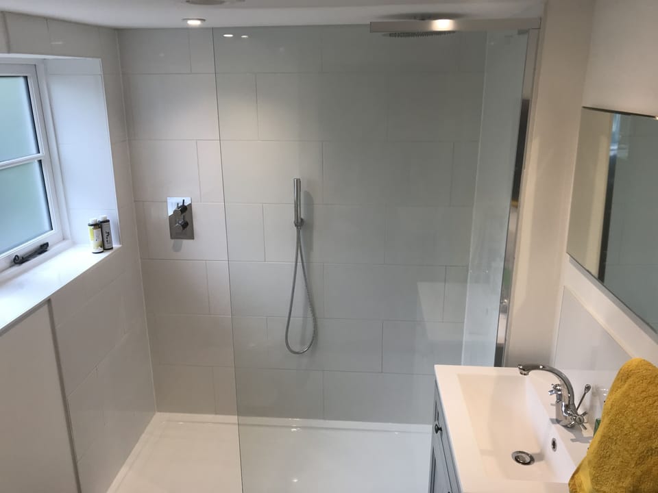 En suite for the Green room - Sink with vanity unit