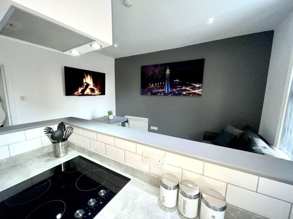 Open plan lounge/kitchen