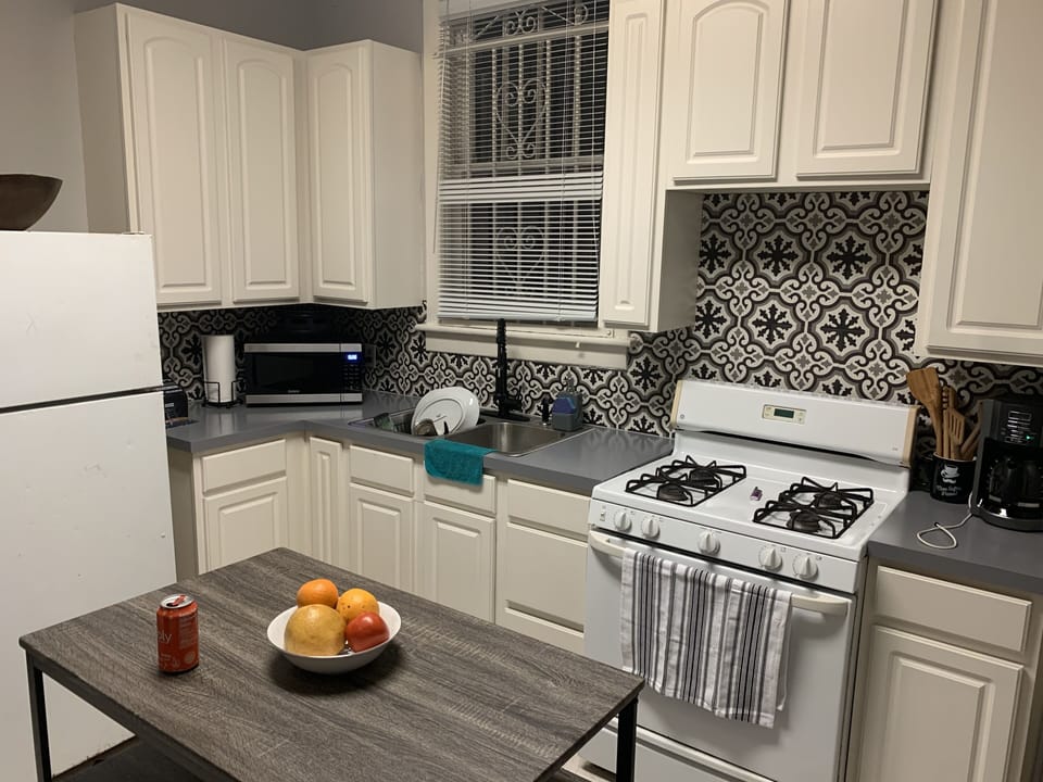 Full kitchen with seating for 4