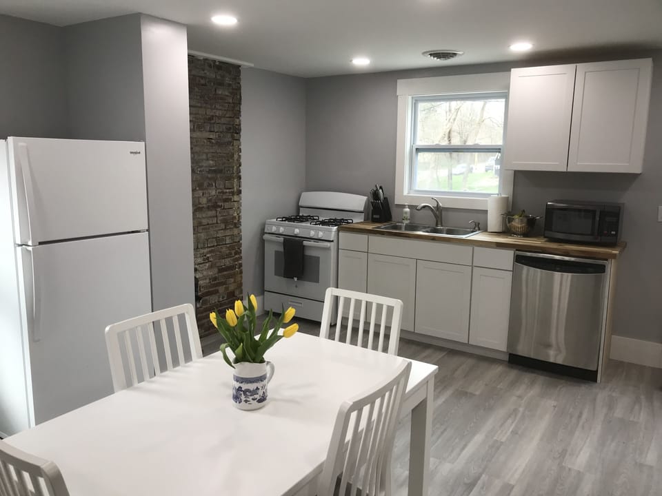 Partial view of kitchen 