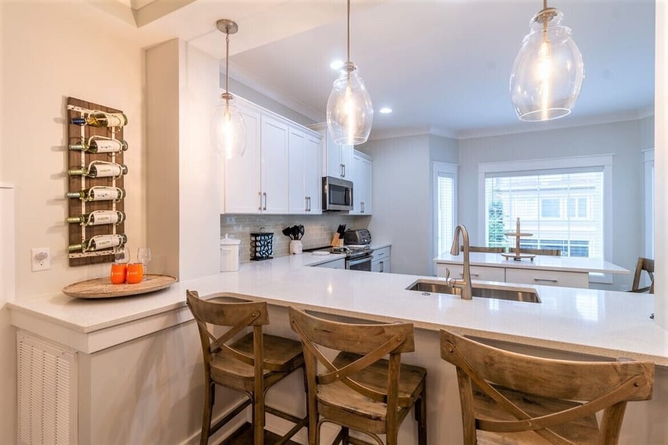 6 counter height seats in kitchen