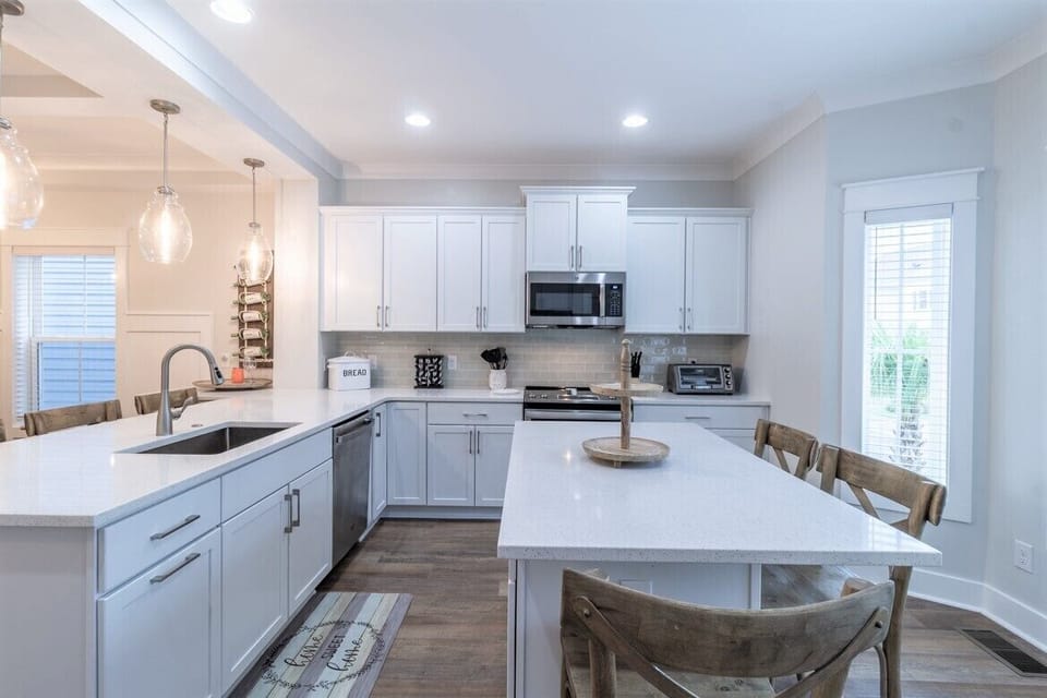 Kitchen with eat in island