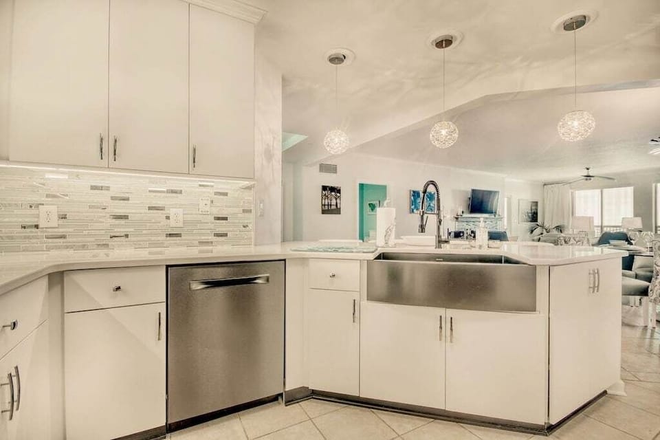 Modern kitchen with everything you need.