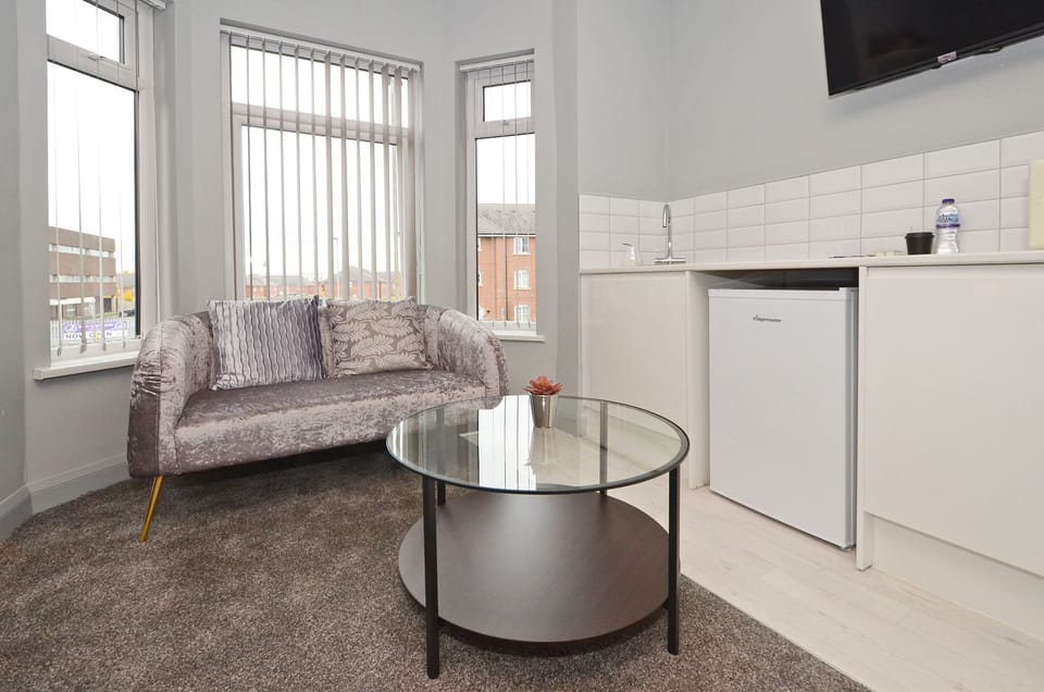 Studio - Private Bathroom & Kitchenette