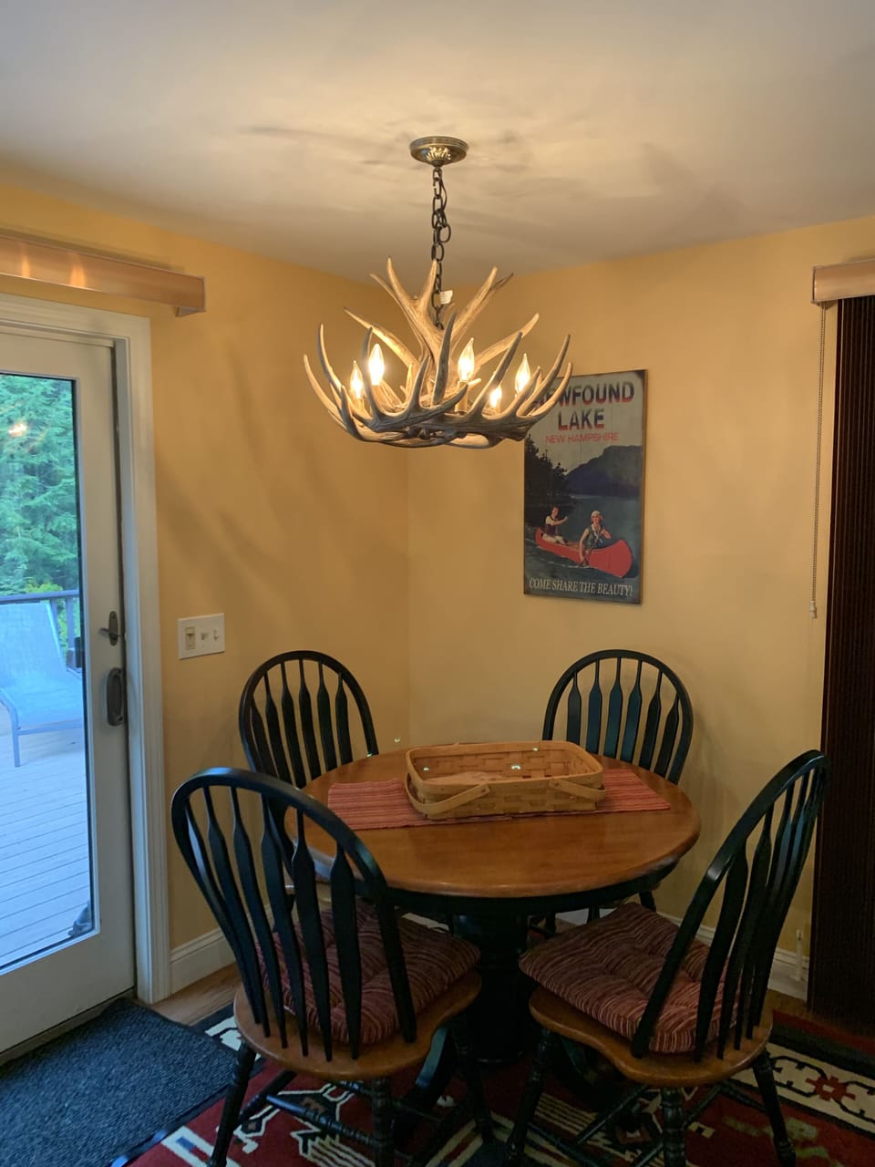 Dining area for 4 in kitchen