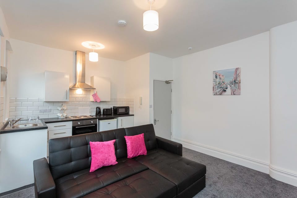 Raspberry Suite - Lounge and Kitchen Area