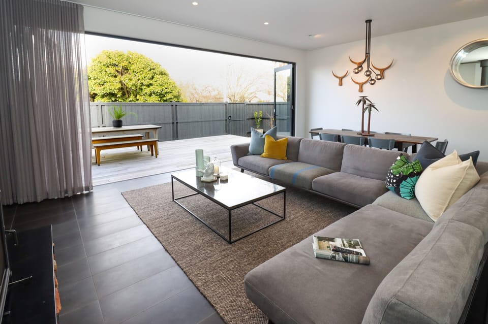 INDOOR | OUTDOOR LIVING - THE IDEAL SET UP ON A BALMY SUMMERS EVENING!