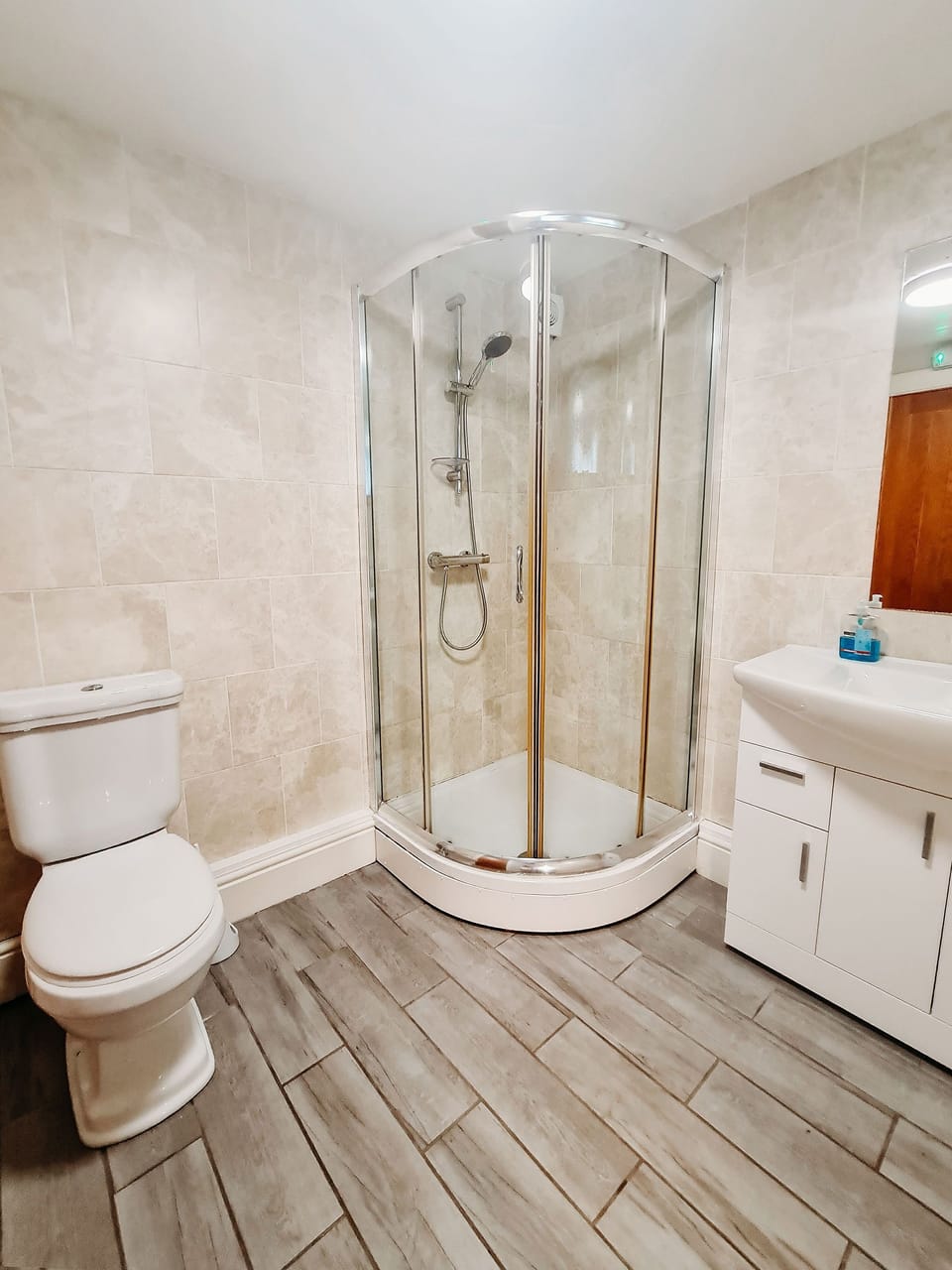 Cart House en -suite Shower room