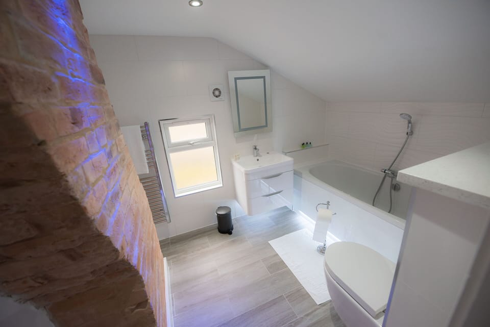 Superior Apartment - Main Bathroom