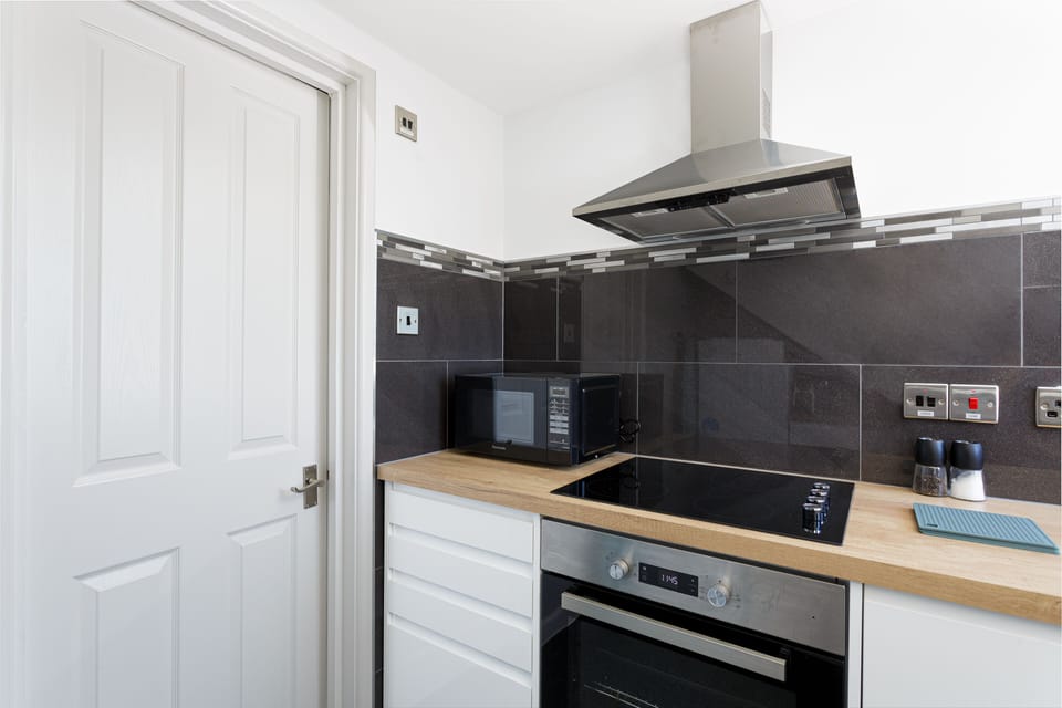 Full size hob/oven, plenty of sockets