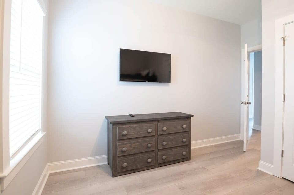 Level 1 - Guest Bedroom 2 with Smart TV