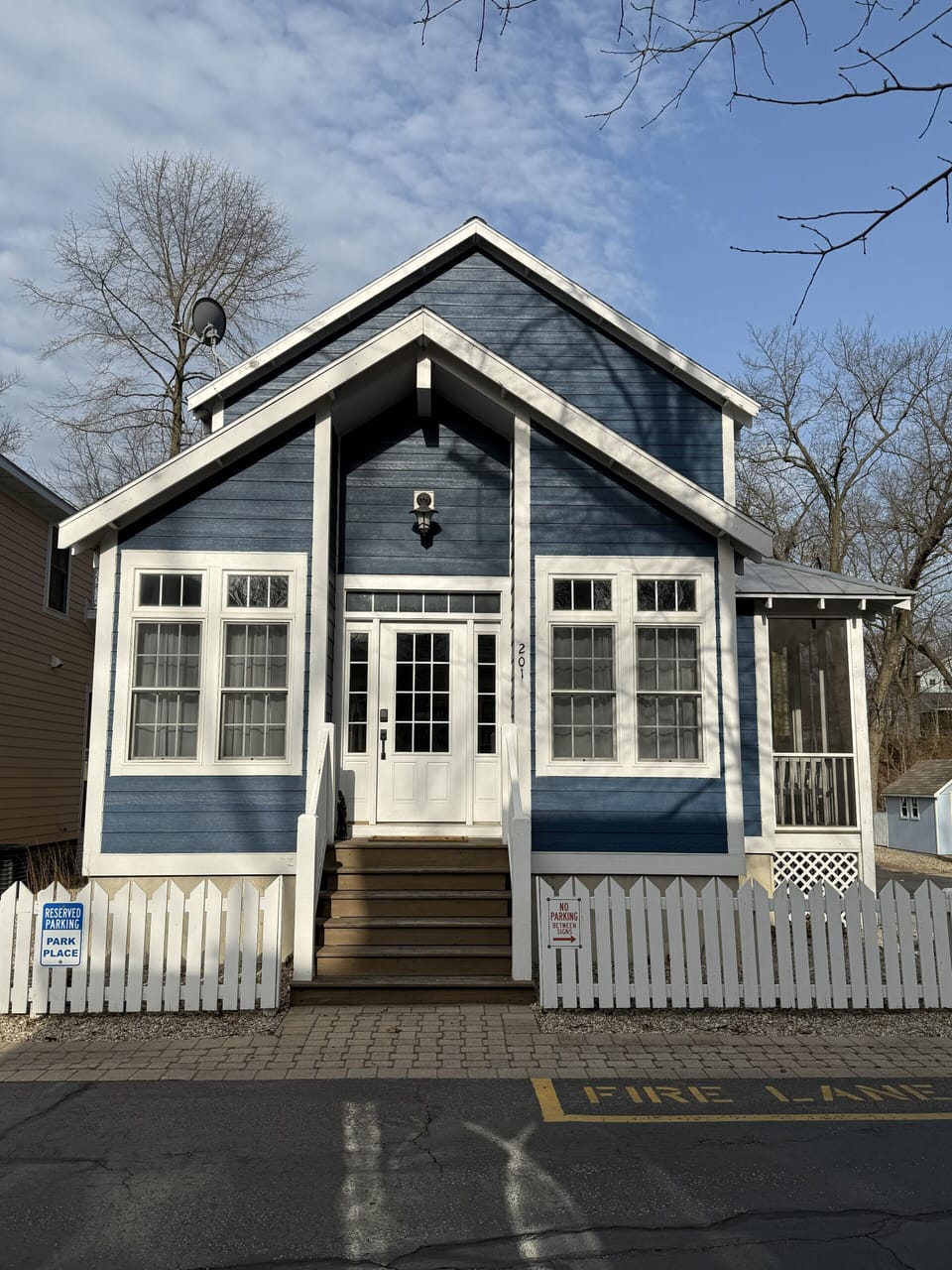 Beautiful 3 Floor 4 Bedroom Family Friendly