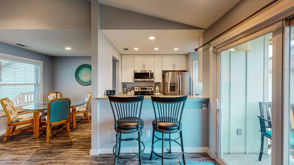 Breakfast Bar with Seating for 2