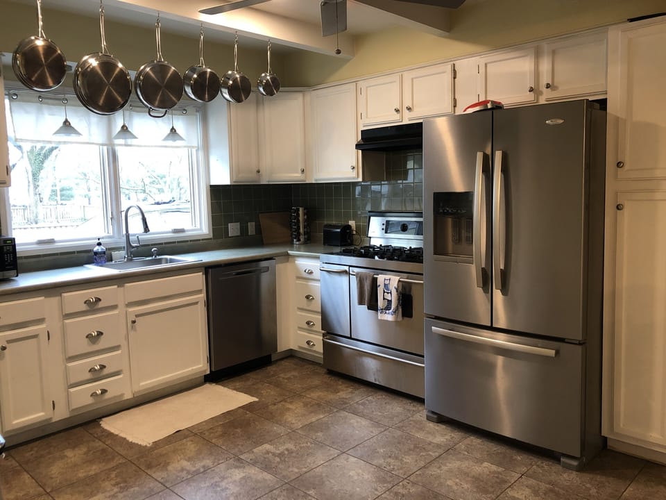 Fully-equipped kitchen w/ 5-burner gas stove, oven, microwave, Keurig and more.
