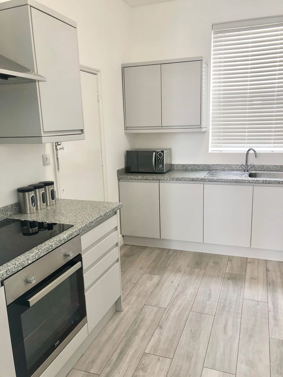 Fully Equipped Kitchen with Dining Table 