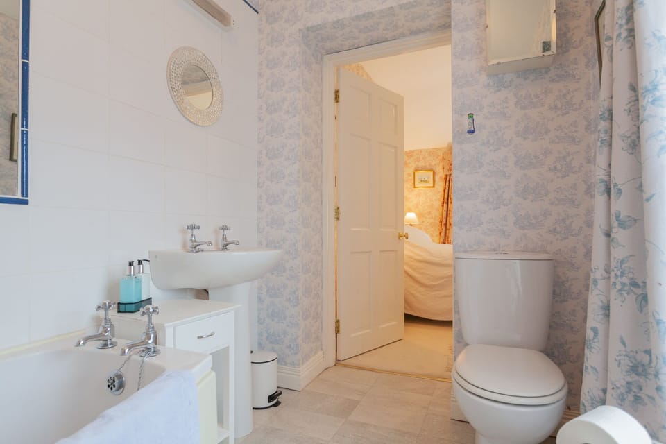 Carncairn West Wing Bathroom