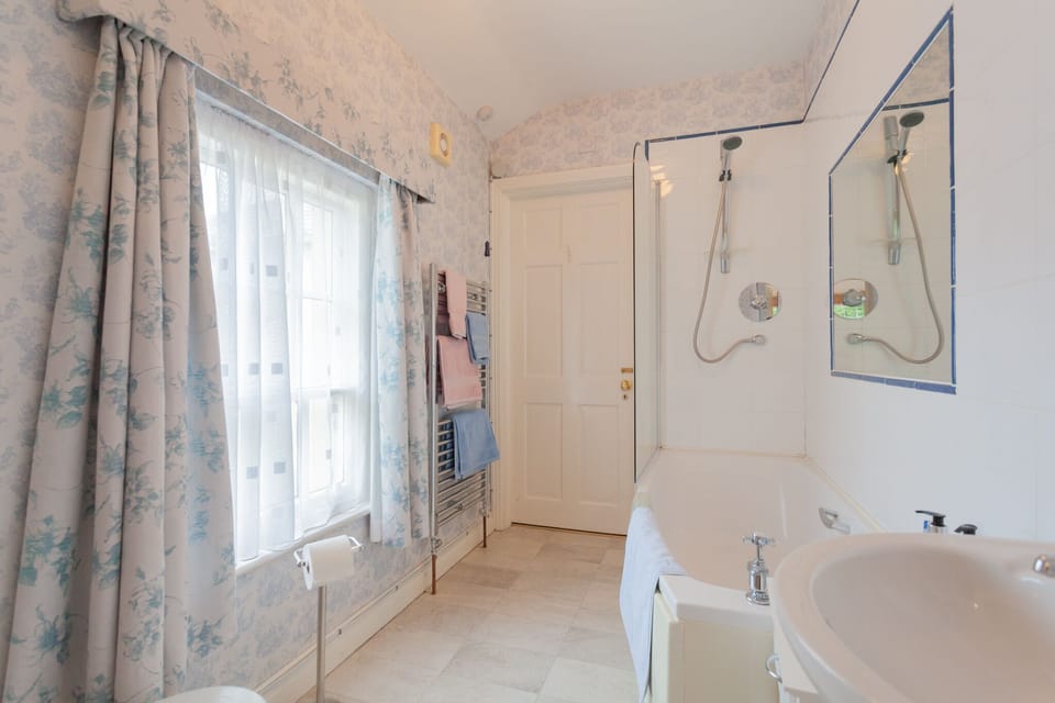 Carncairn West Wing Bathroom
