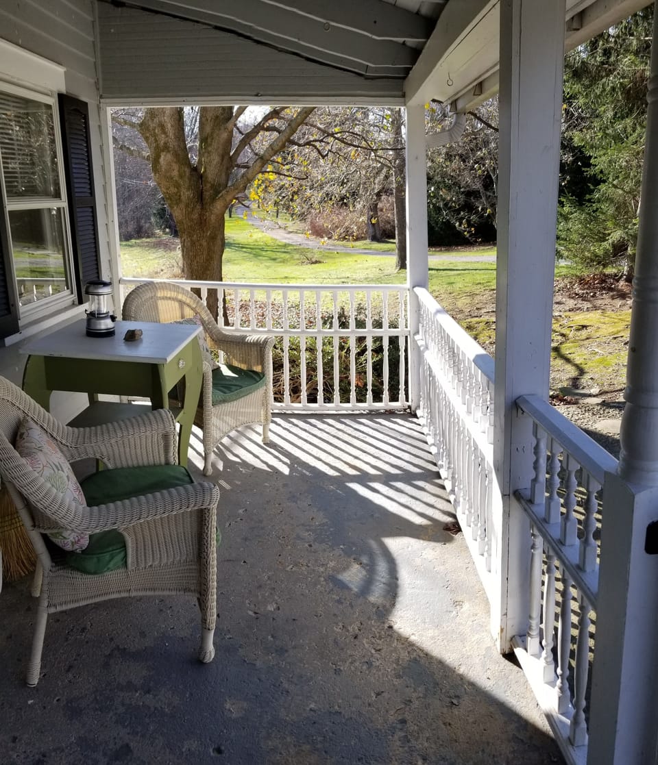 Front porch sitting area plus bistro sitting area for breakfast/morning Tea