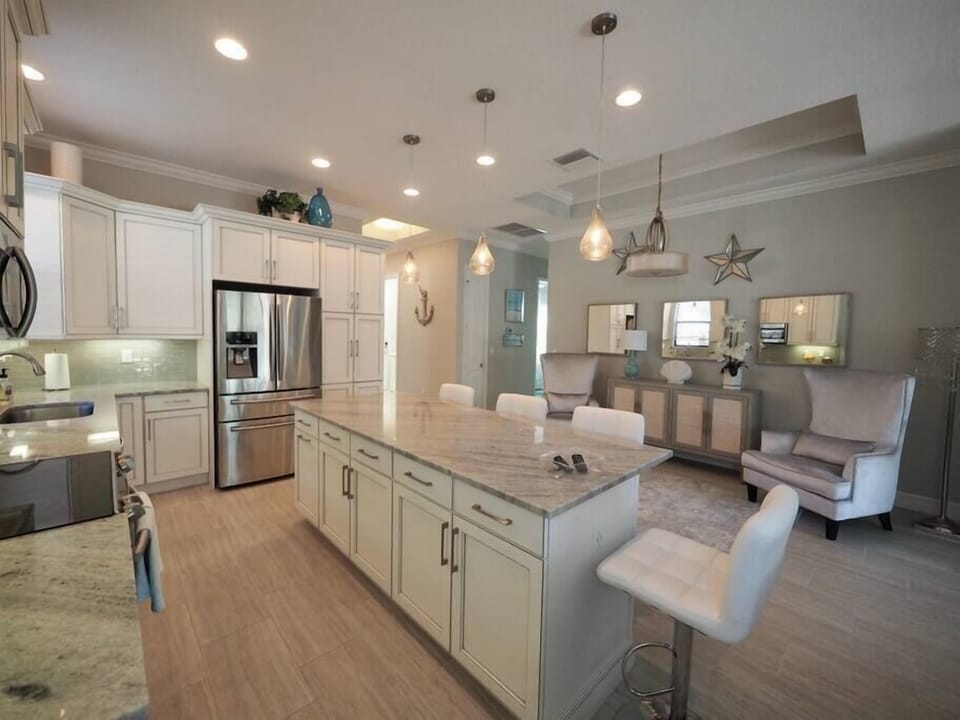 NEW Spacious Kitchen