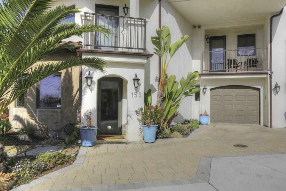 Private entrance on San Luis St. The casita is at ground level. Guest can park on the street directly in front of the casita entrance.
